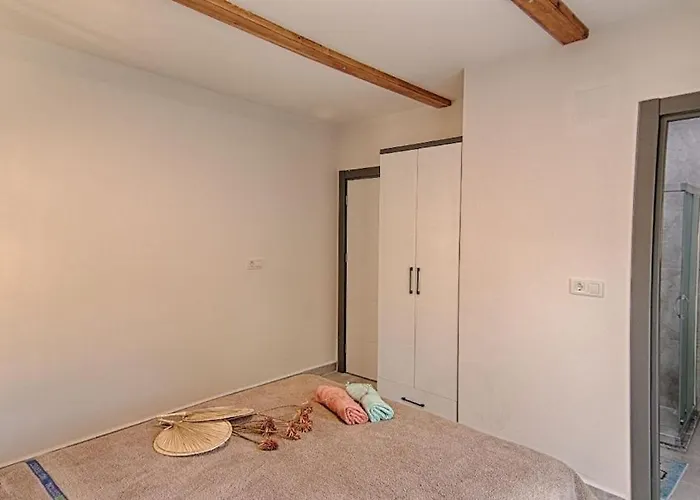 Private Detached With Swimming Pool In Inlice, Vila *